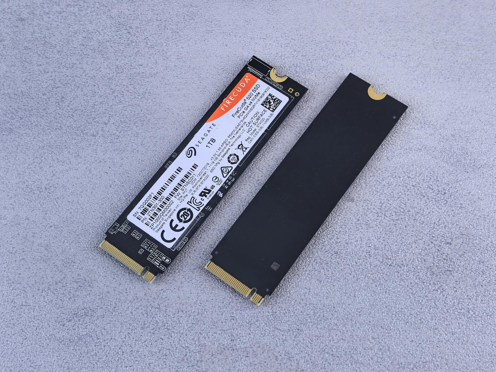 Dysk SSD NVMe do laptopa: jak dobrać i nie przepłacić? Dwa dyski SSD NVMe Seagate FireCuda na szarym tle