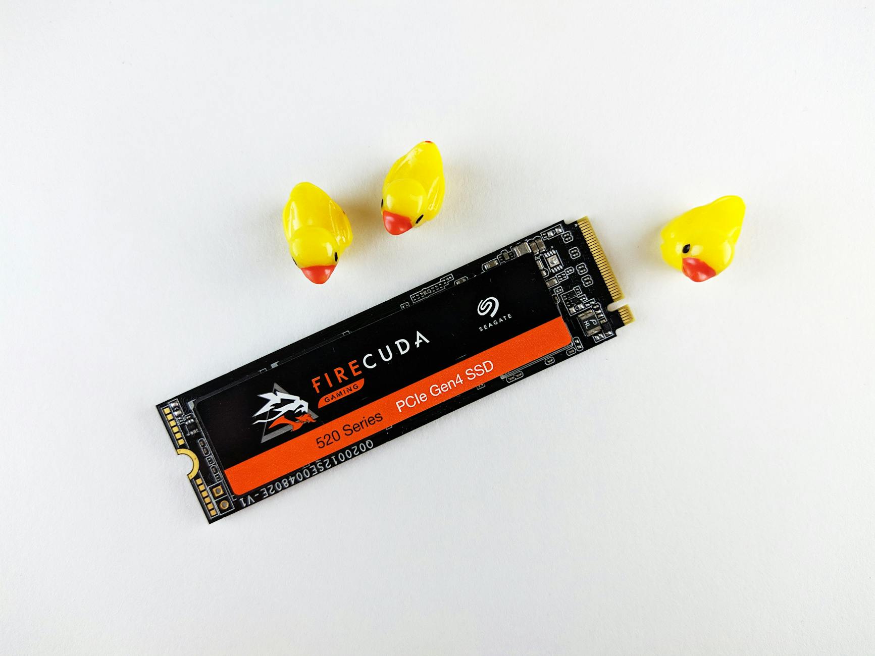 Dysk SSD Seagate FireCuda NVMe na białym tle z trzema żółtymi kaczuszkami