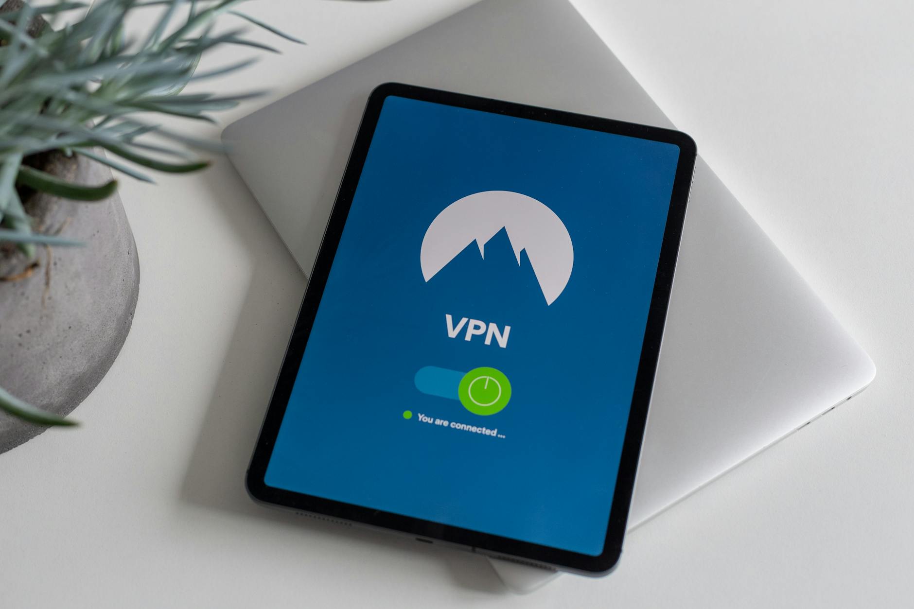 Tablet z włączoną aplikacją VPN jako symbol ochrony połączenia internetowego