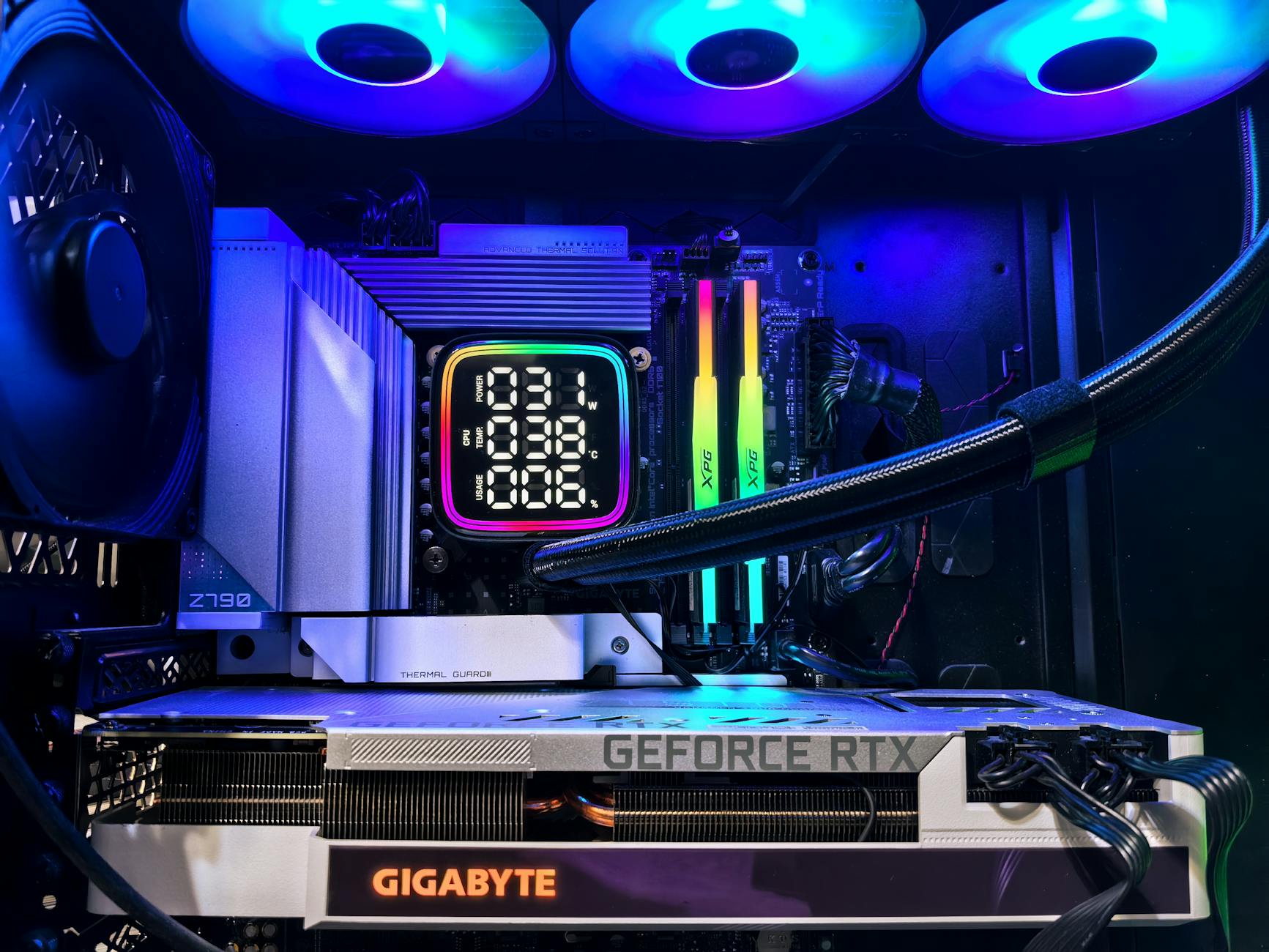 Wnętrze gamingowego PC z podświetleniem RGB, GeForce RTX i GIGABYTE