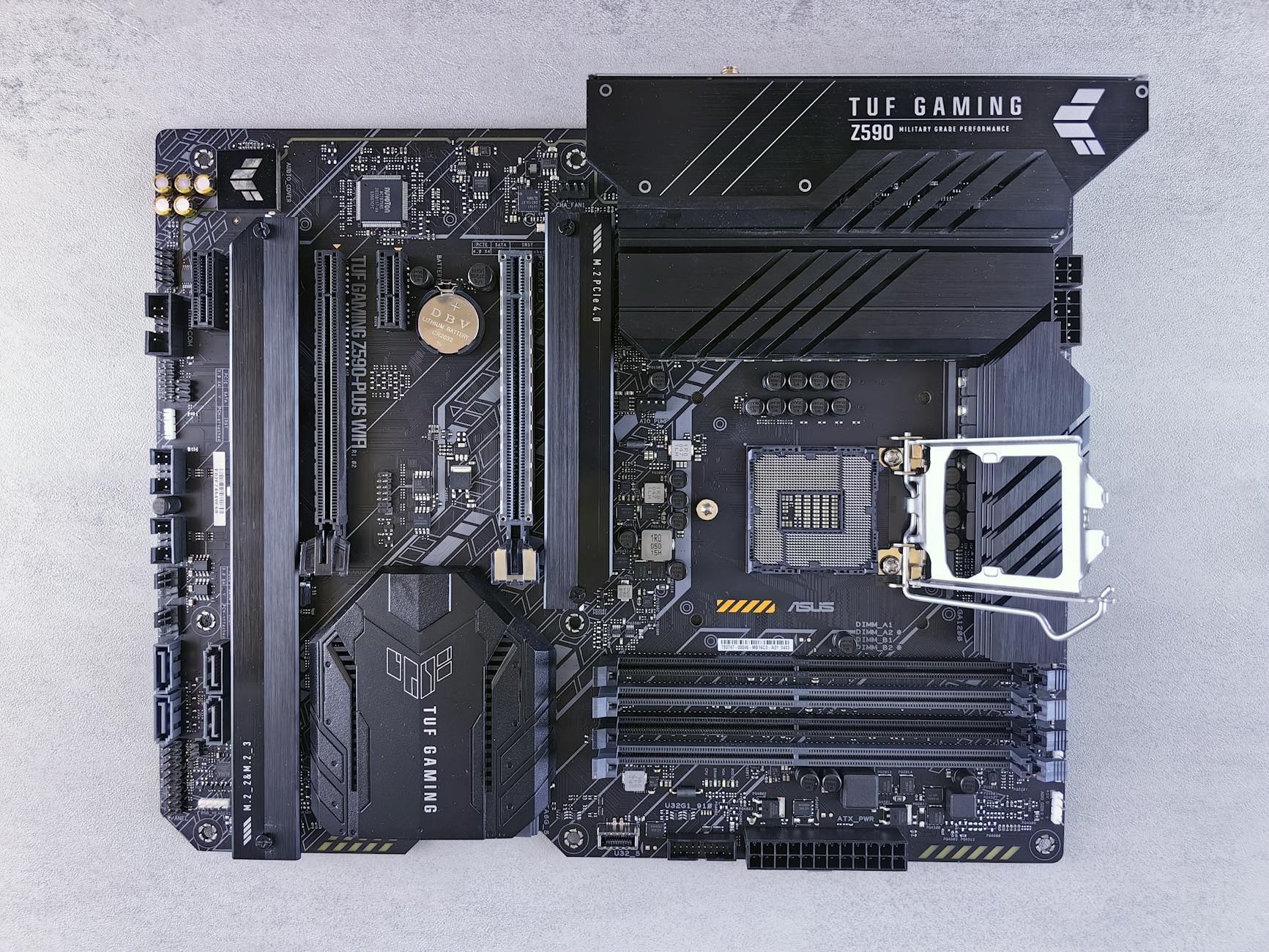 Zbliżenie na płytę główną ASUS TUF Gaming z rozbudowanym VRM