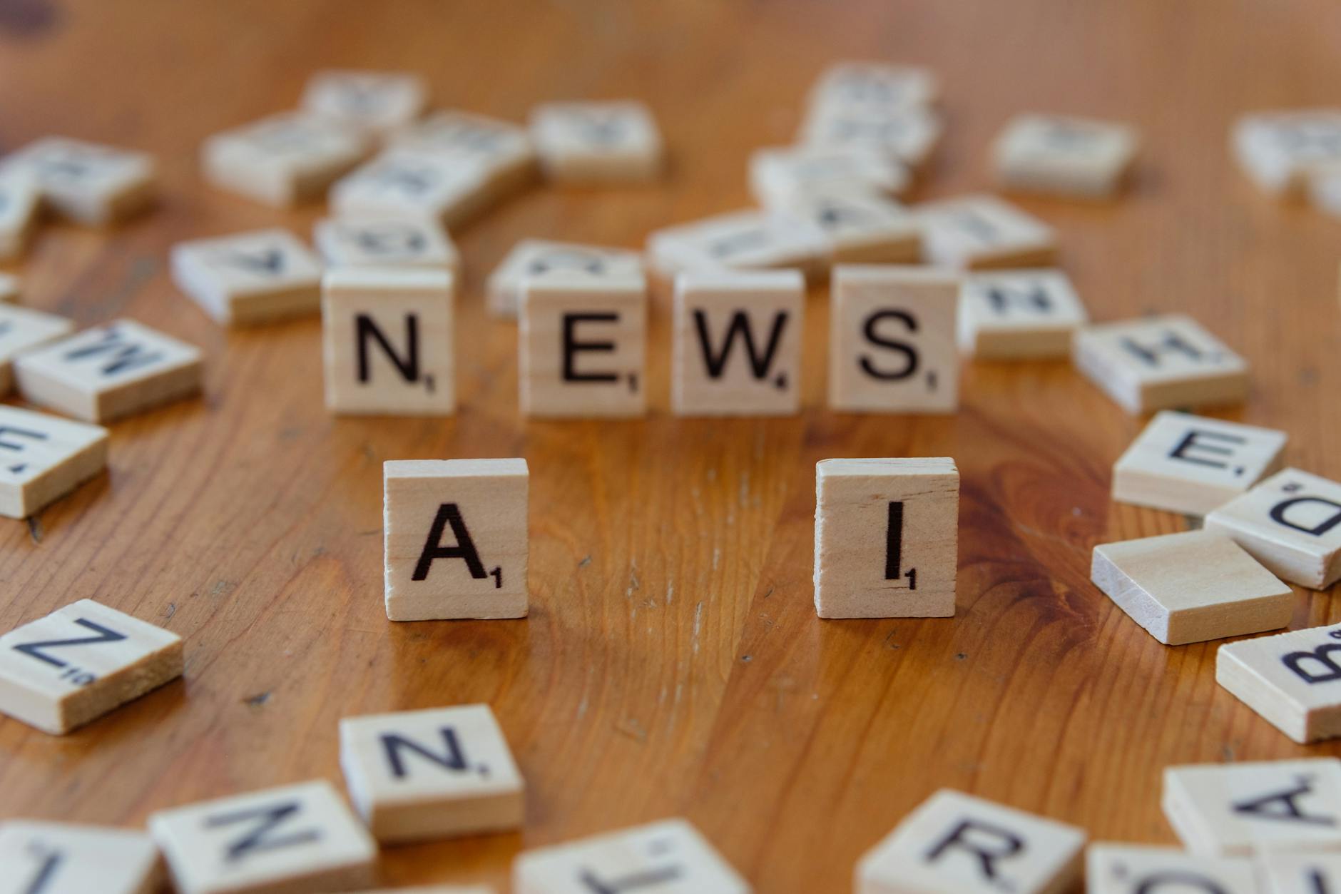 Jak zmieni się DevOps, gdy pipeline’y zaczną pisać agenci AI? Drewniane płytki scrabble układające się w słowa AI i NEWS