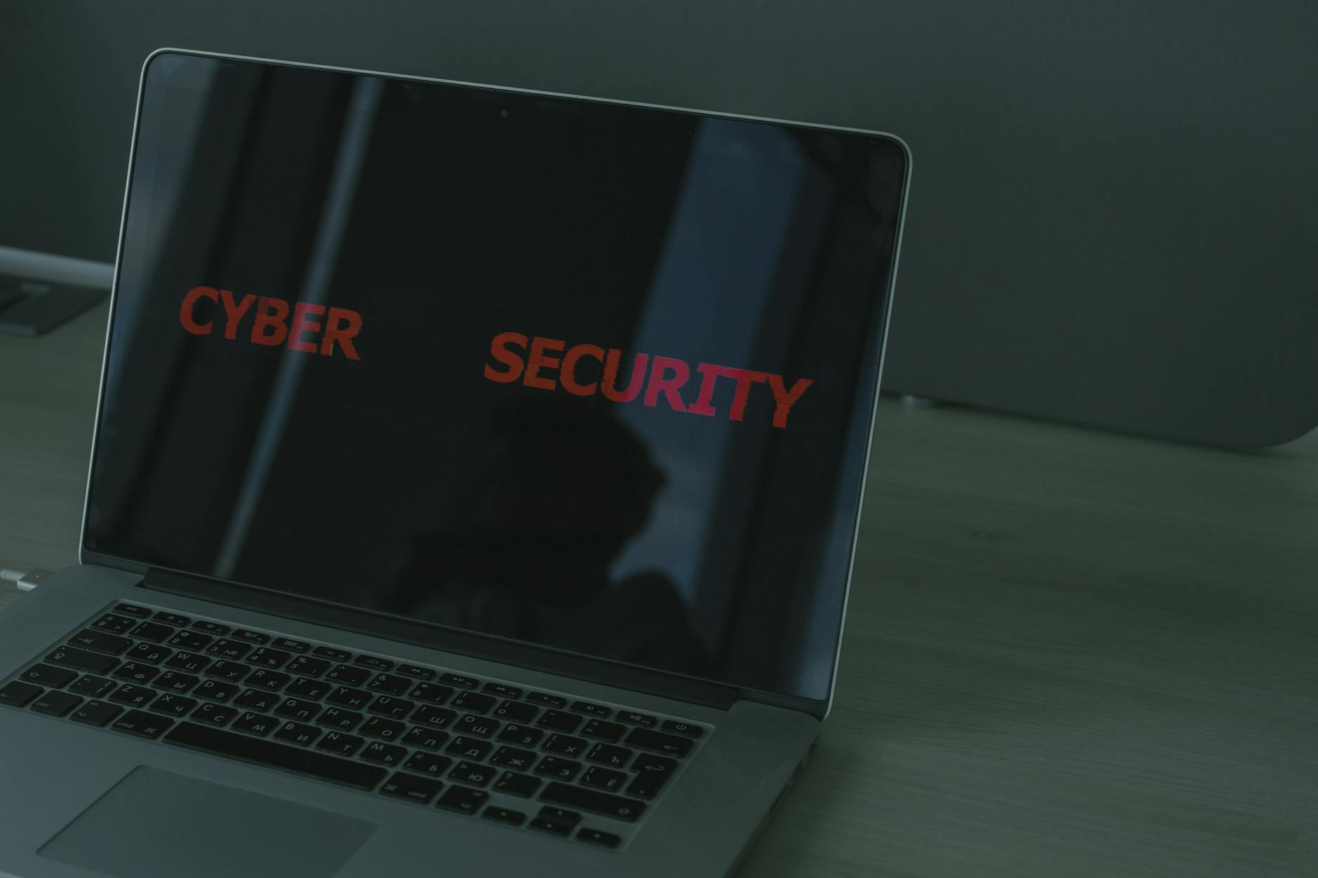 Laptop z wyświetlonym tekstem o cyberbezpieczeństwie na ekranie