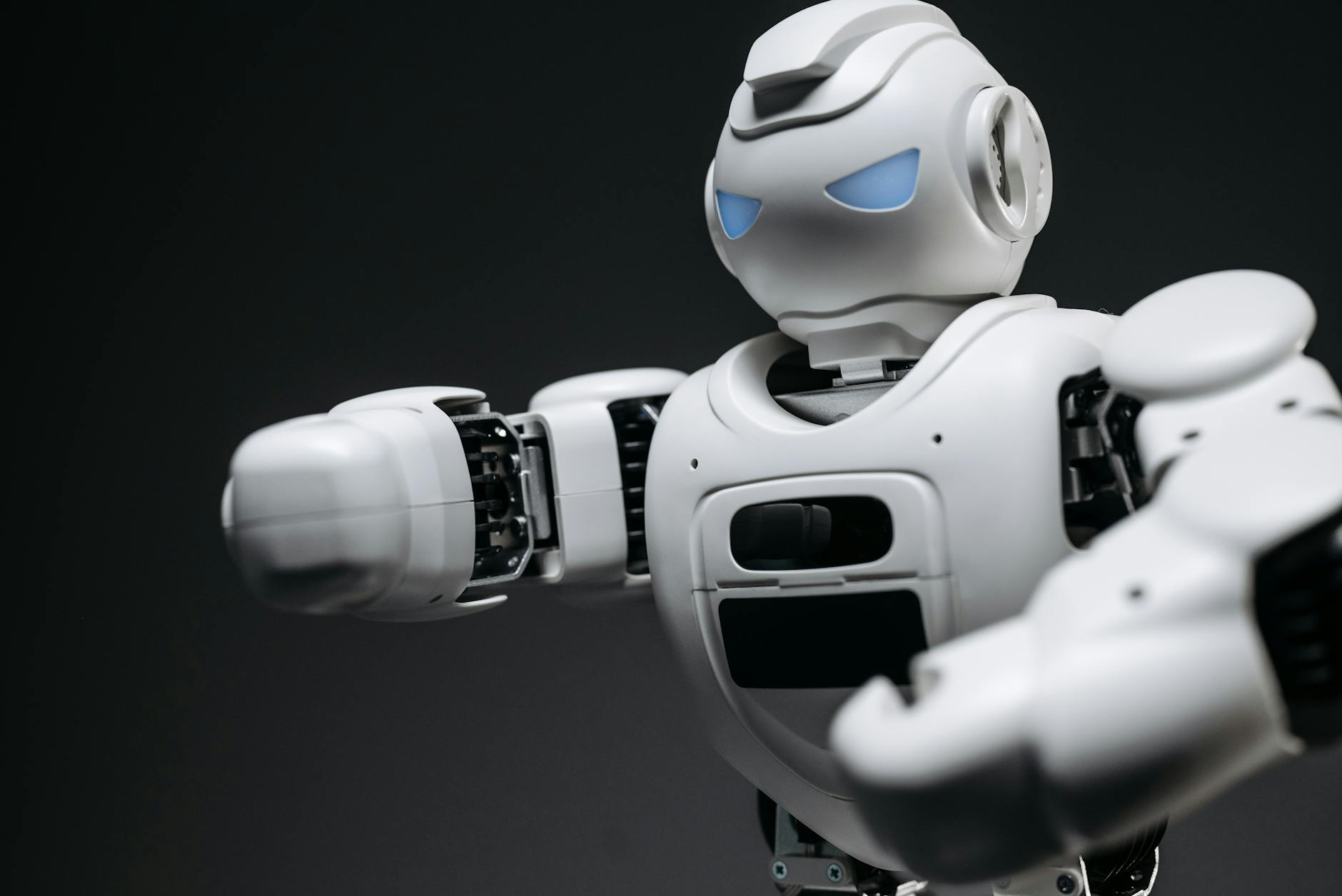 Zbliżenie białego humanoidalnego robota na szarym tle студия