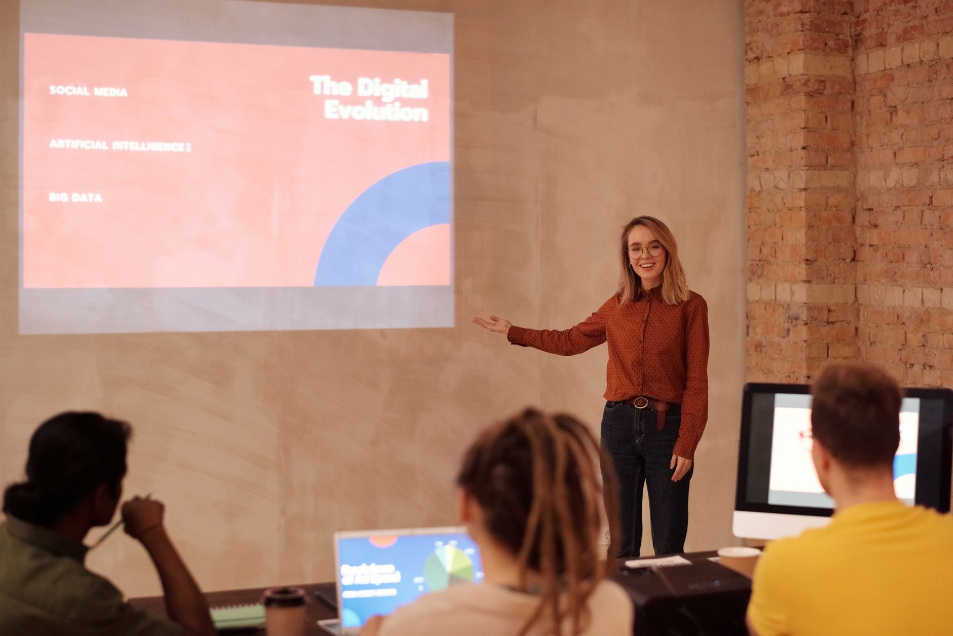 Młoda prelegentka omawia na seminarium AI, big data i cyfrową ewolucję Młoda prelegentka omawia na seminarium AI, big data i cyfrową ewolucję