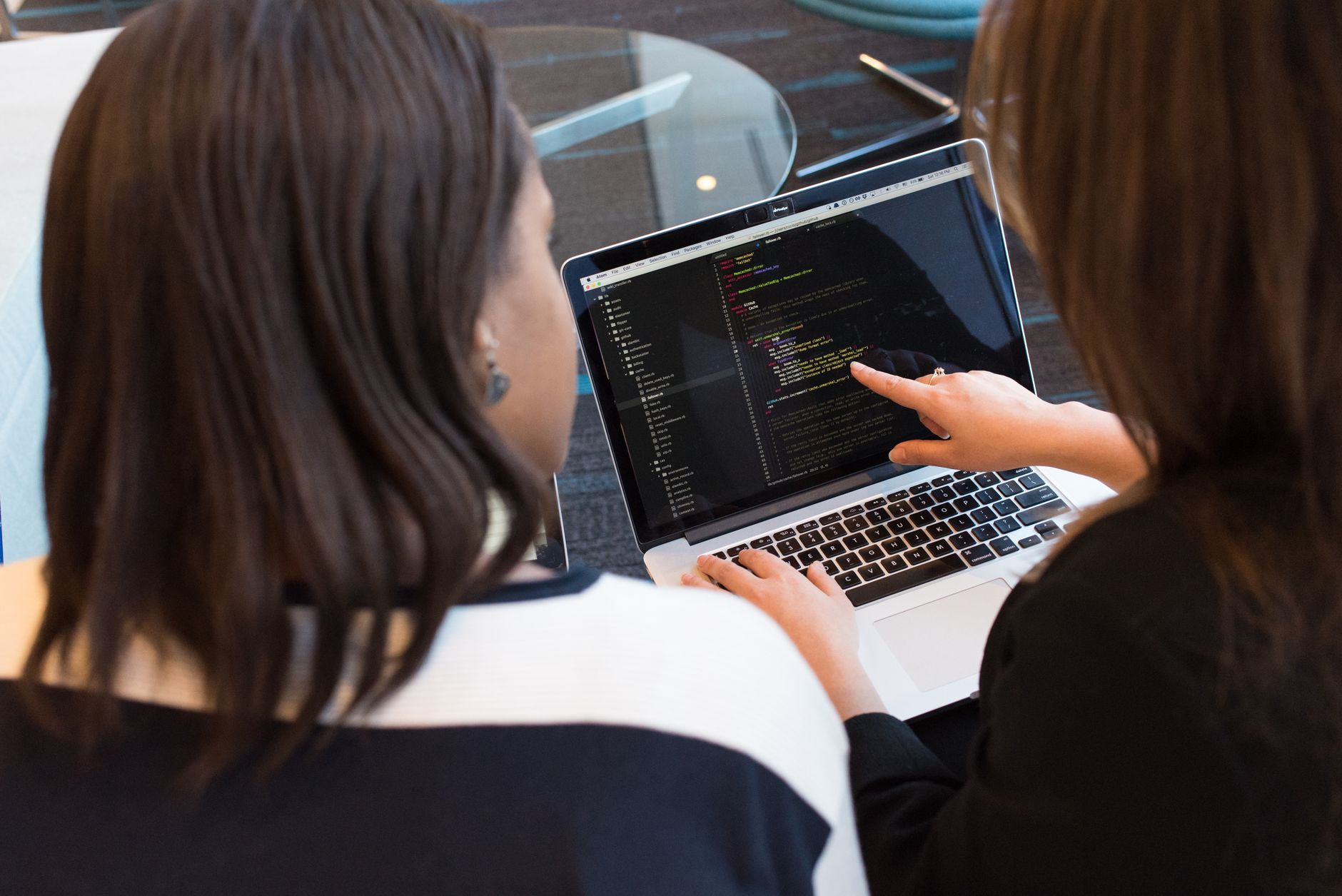 Dwie programistki współpracujące nad kodem w projekcie open source
