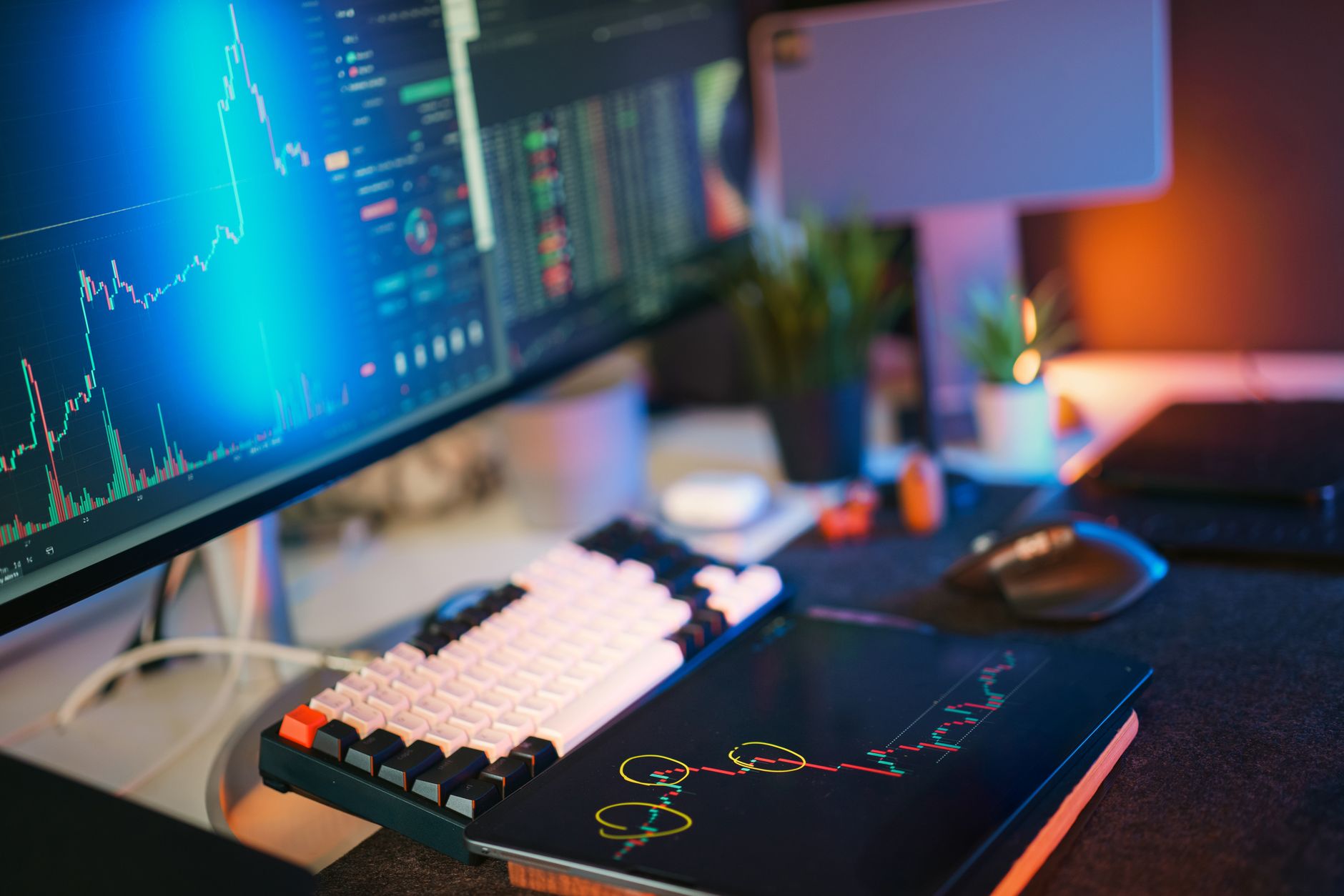 Historia TCP IP: protokół, który spiął świat w jedną sieć Nowoczesne biuro z monitorami pokazującymi dane i wykresy kryptowalut