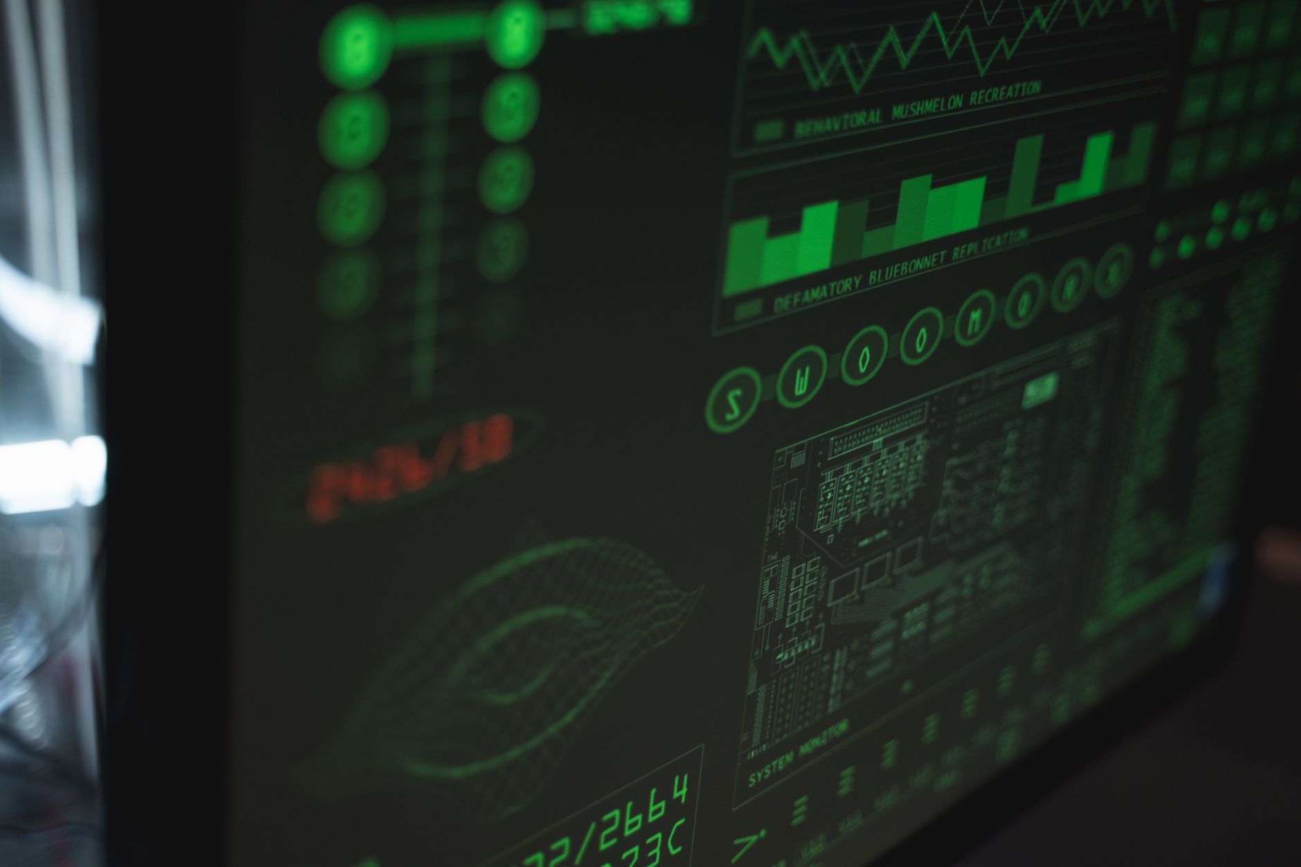 Zbliżenie na monitor z interfejsem cyberbezpieczeństwa w zielonych tonach